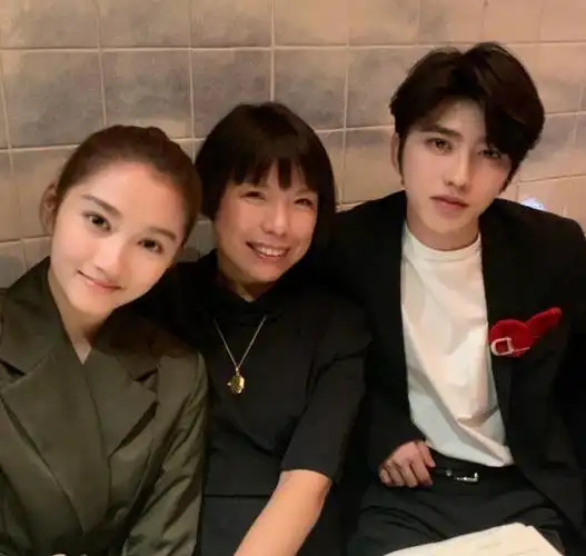 关晓彤要求蔡徐坤合照姿势亲密引热议鹿晗看了不吃醋吗