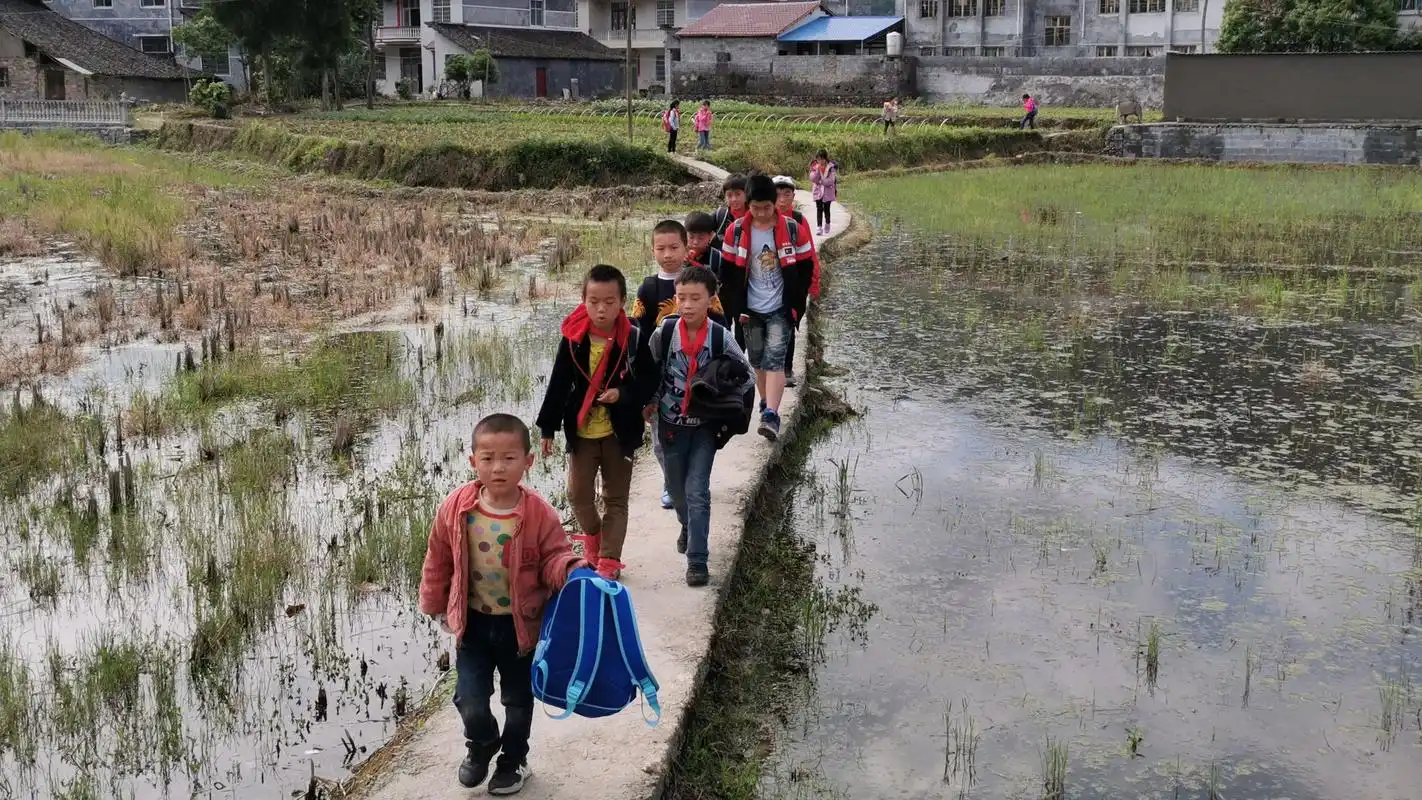 留在湘西大山的孩子们上学为什么都光着脚不穿鞋