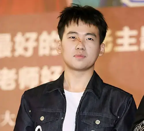 努力的星二代!郭德纲儿子郭麒麟拍战争片受伤,本人这样回应很棒