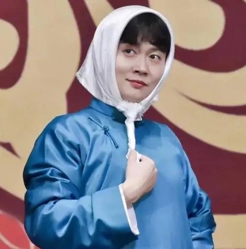 孟鹤堂唱歌,栾树弹钢琴伴奏,于谦正把自己的人脉介绍给干儿子_腾讯