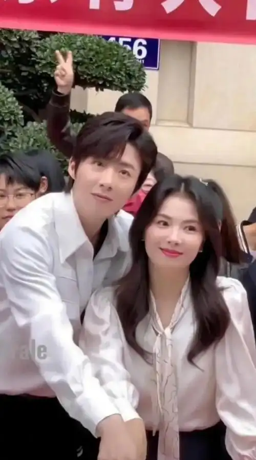 刘涛与小鲜肉拍吻戏,亲到腿软大笑不停,网友:有点尴尬