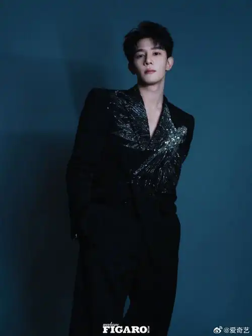 寻光出发03速来查收@x玖少年团夏之光的最新时尚大片,感受别样帅气!