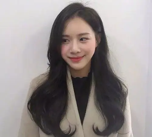 女生偏分内扣长卷发发型