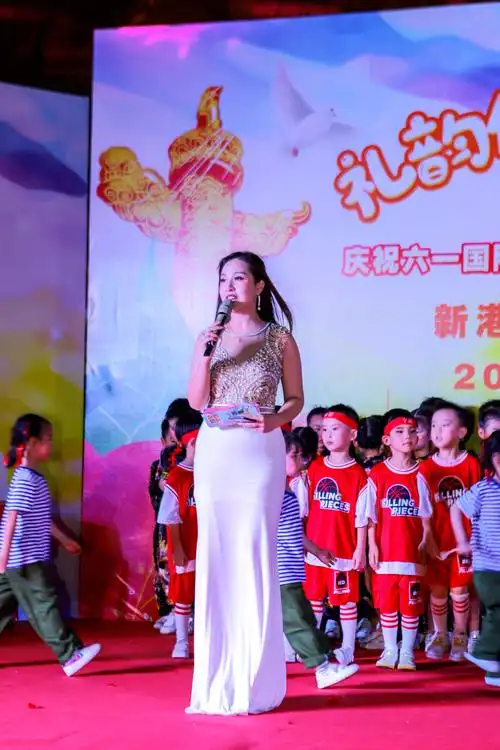 参加妞妞的六一儿童节随手蹭拍主持人