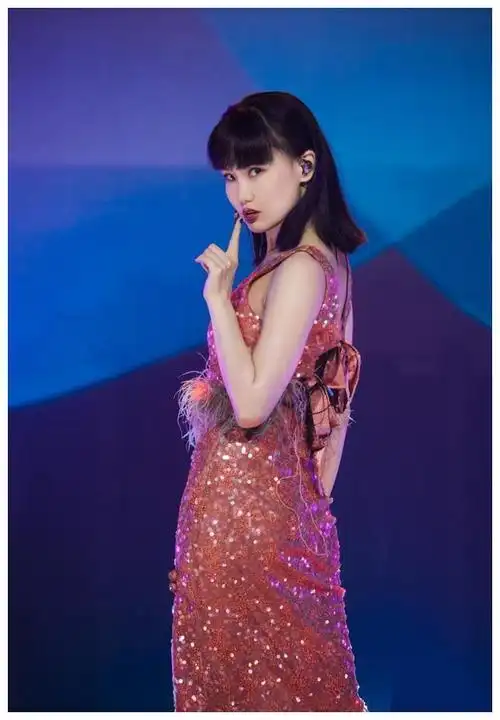 风骚女歌手黄龄因身高止步排球梦示爱李泉恋过许嵩渴望爱情