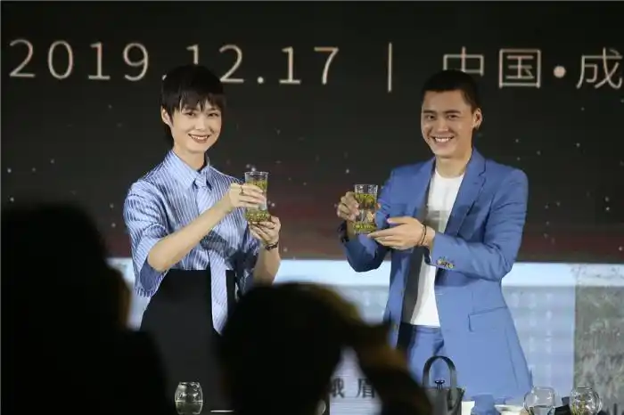 李易峰组合李易峰李宇春俊男飒女组合同台代言