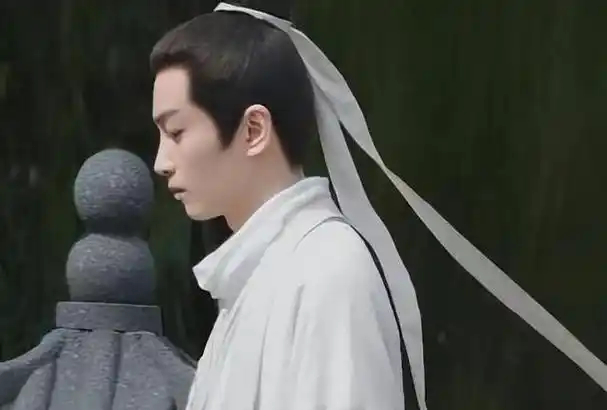 尤其是陈晓在《云襄传》里面的古装造型,白衣配上白色飘带,整个人都是