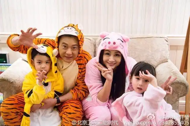 《二胎时代》曹颖女儿"艾米近照 复古装扮既美又萌