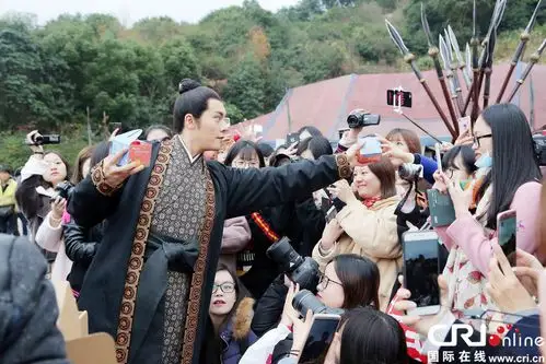 陈伟霆古装造型清秀俊朗 片场遭"妹子"攻陷