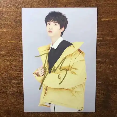 出两张严浩翔亲签