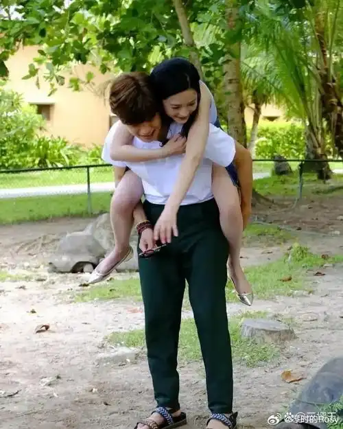 魏大勋背李沁,猪八戒背媳妇的场景再现;第二张仿佛陈乔恩老公艾伦背着