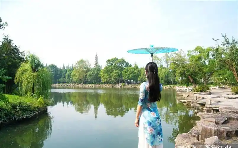 山明水净,微风轻轻,撑着油纸伞的江南女子,静静的站在东湖畔远眺,婉约