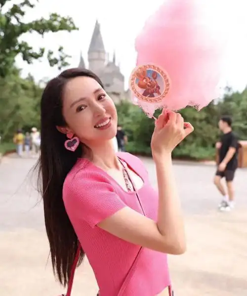 董璇一家三口出游同穿粉色亲子装画面看起来相当和谐