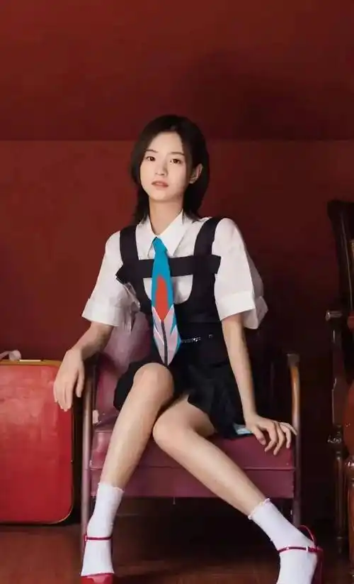 李庚希,这个名字如同春日里一抹清新的绿意