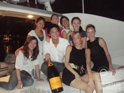 霍启山开游艇派对(资料图)