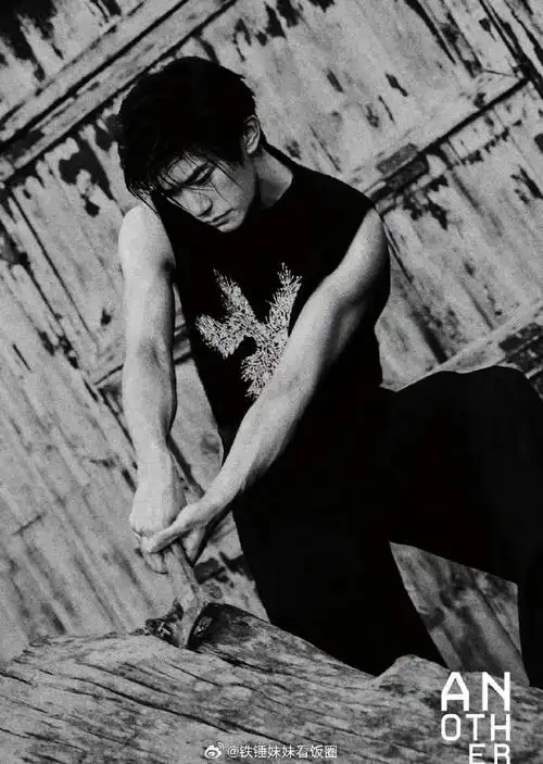 易烊千玺的肌肉线条绝了