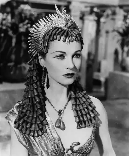 女王费雯丽,拥有着十分清晰的下颌线条.