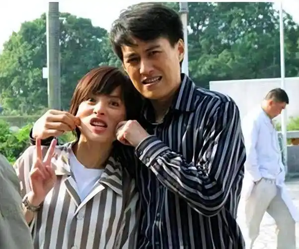 著名演员靳东:在父母分手的阴影下长大,离过婚的女人更应该被爱_李佳