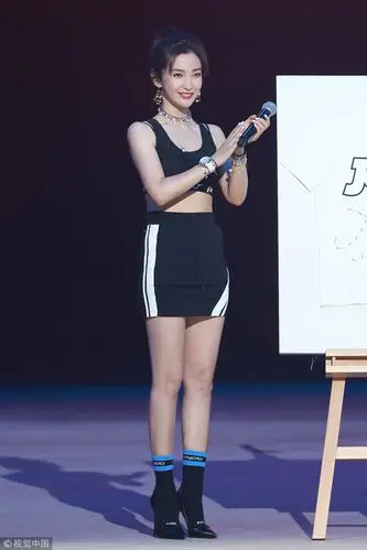 李冰冰运动装露脐秀蛮腰青春似少女