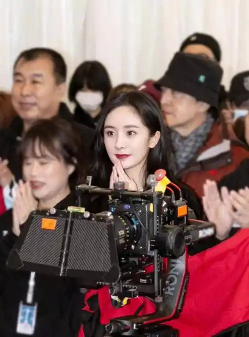 原创杨幂离开滤镜还是神颜吗最新视频吓到路人瞬间老了十岁