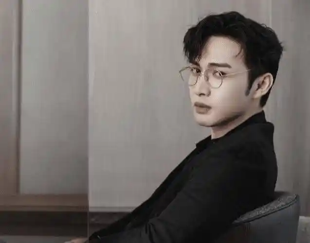 29岁张彬彬离开嘉行不可惜,他比想象中更优秀,生图也很帅气_杨幂