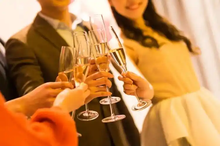 结婚为什么要喝交杯酒?结婚用酒就选帝龙泉-泸州市帝龙酒庄有限公司