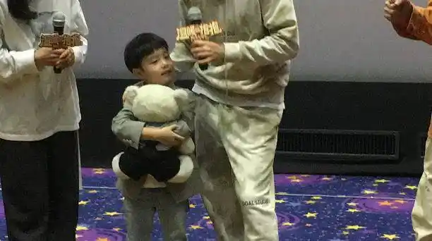 喜剧人常远携浪姐王智来郑现场给影迷包饺子