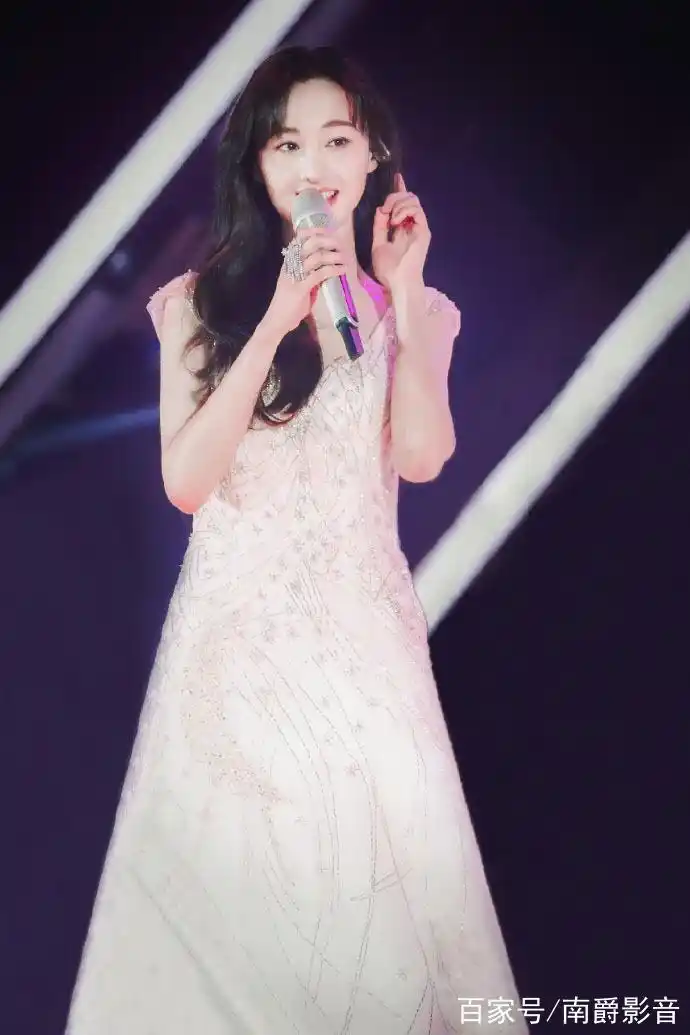 郑爽一家三口合体表演节目,你期待郑爽现身北京春晚吗?