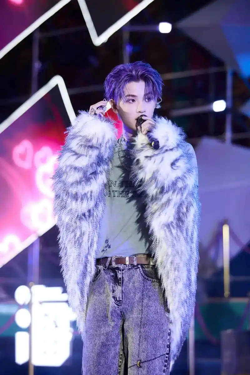 黄明昊 音乐节《hakunamatata》 好燃好炸!久违 - 抖音