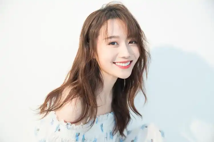 龙政璇淡雅写真曝光 清新脱俗笑容甜美可人