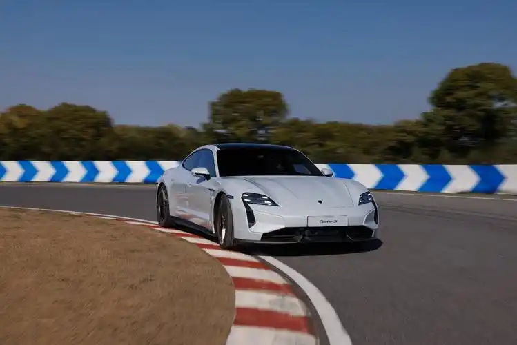 纯电动性能跑车巅峰之作保时捷新款taycan全球首发