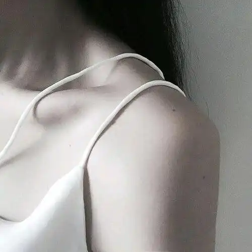 女生锁骨上半身图