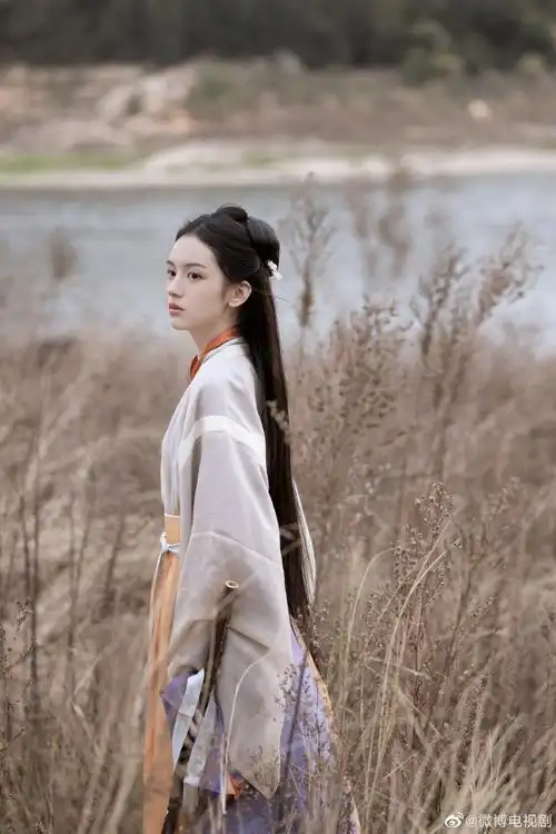 周也阿湘重逢#山河令会员收官,@周也yeah发布一组古装写真.