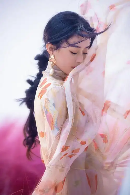 赵丽颖工作室发布《时尚芭莎》五月刊封面花絮 清柔婉转灿若春花