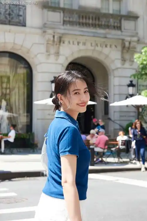 高圆圆美神降临,穿蓝色老钱风t恤搭白裙笑意盈盈自带美颜滤镜,简单