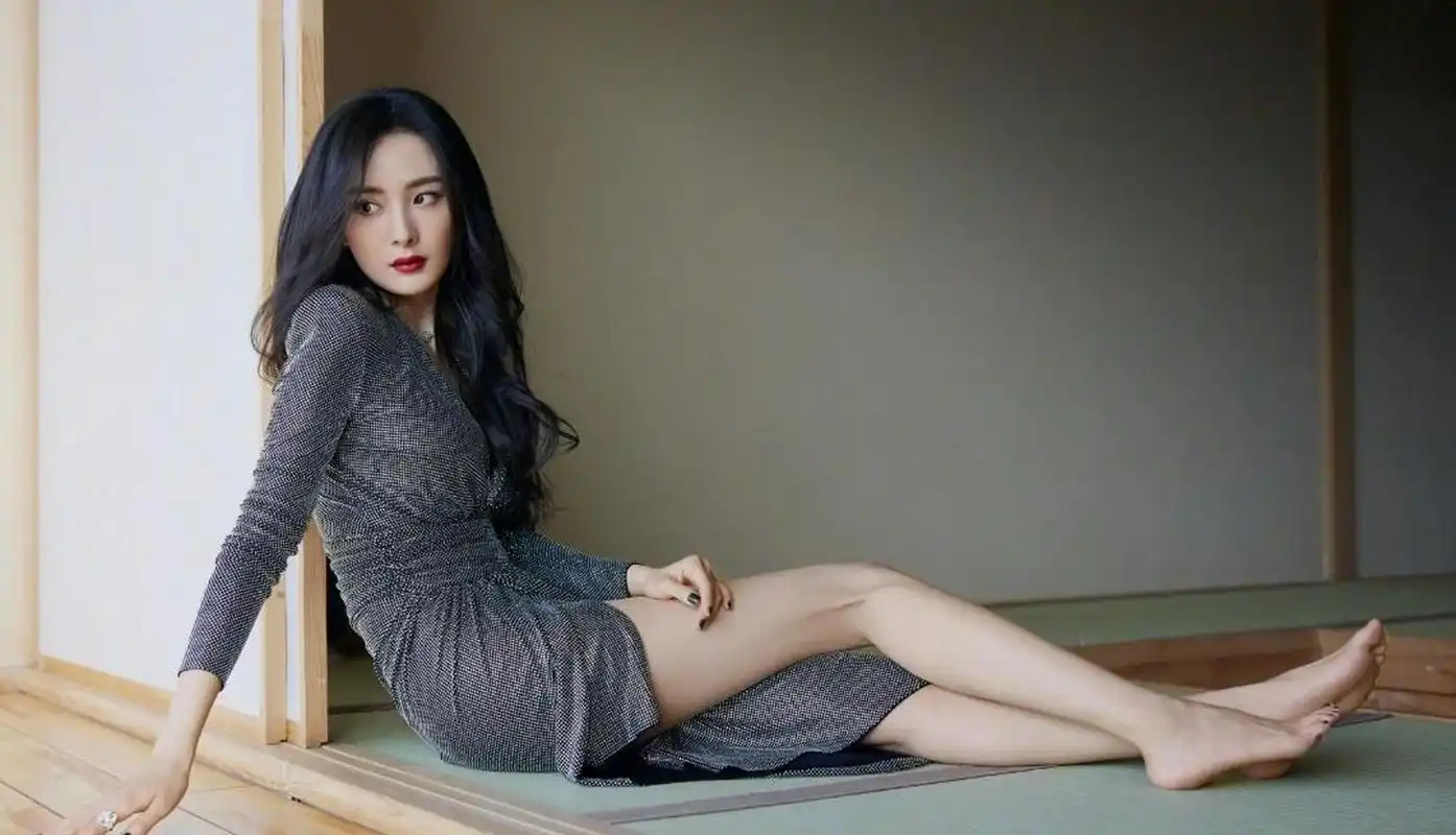 杨幂光滑的美腿无瑕的玉足  那双纤纤玉手也是绝品