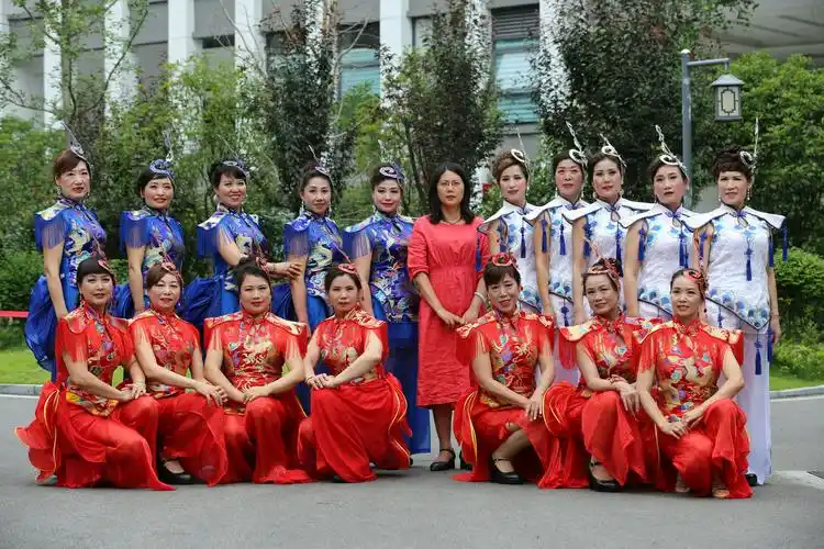 夷陵区老年大学旗袍二队在庆建国70周年,飞霞时装艺术团7周年庆典上的