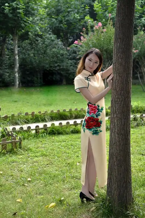 旗袍美女在金牛公园 - 人像摄影 - 摄影论坛 - 迪比特摄影网