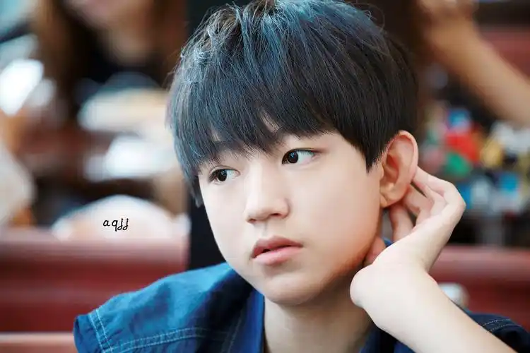 tfboys王俊凯 2014.7.17 广州飞北京机场图.图出处见logo