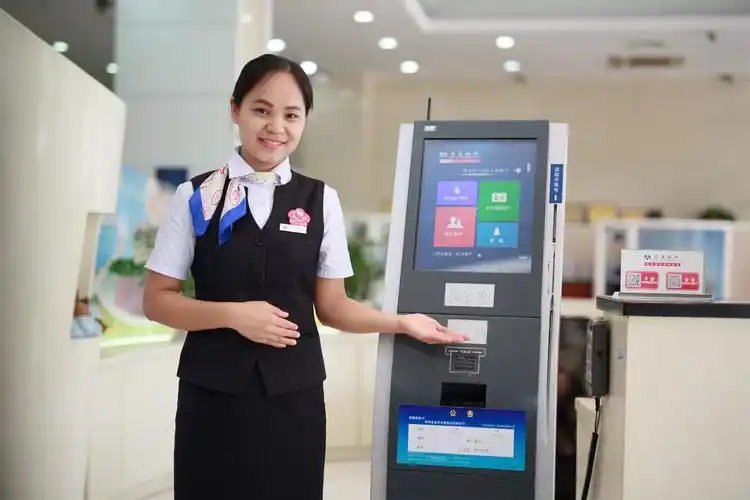 大堂经理覃琼花