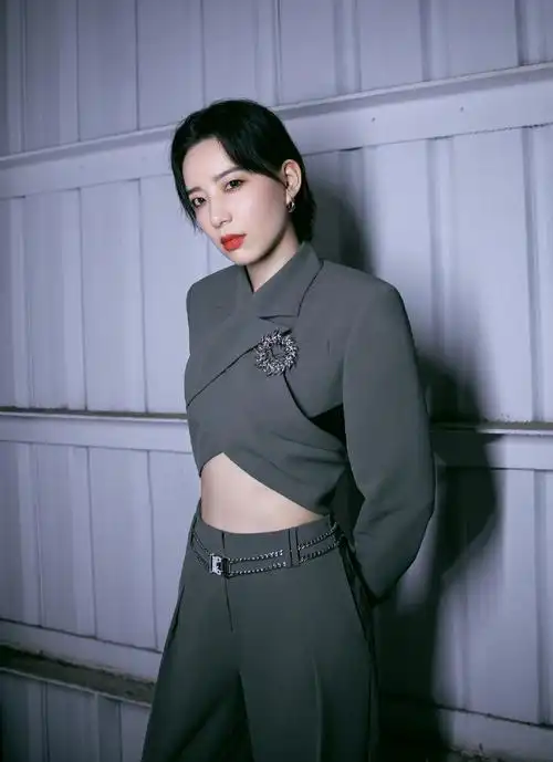 简介:李斯丹妮露腰西服性感写真图片,分享一组李斯丹妮图片给大家,图