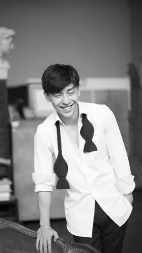 帅气男演员邓伦慵懒风黑白衬衫写真图片