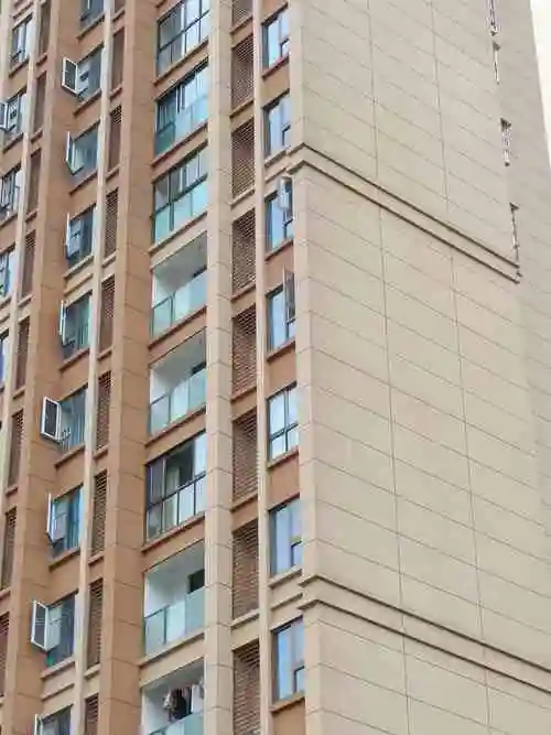 成都龙泉驿区成都东站外墙做真石漆包工