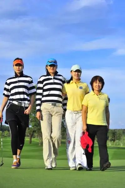 图文全明星慈善对抗赛四人合影