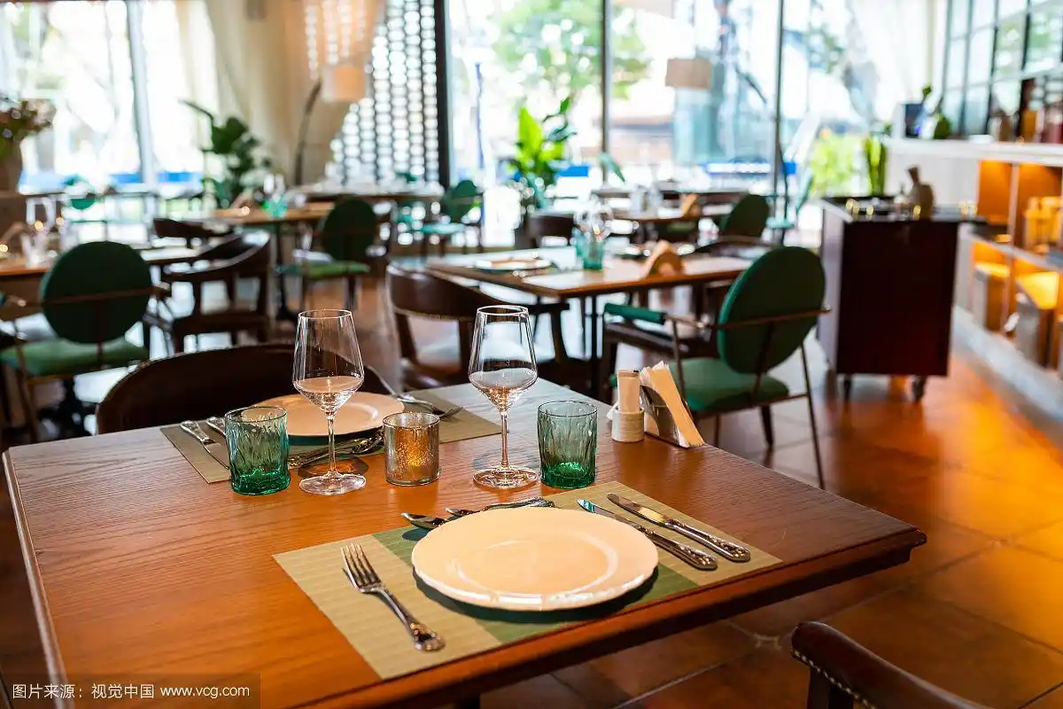 高级西餐厅内部餐桌