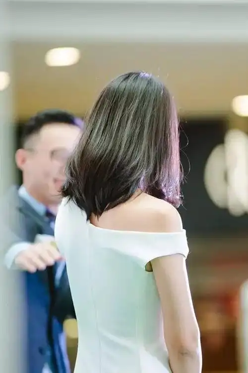 扎起半丸子头,露出饱满的额头,加上元气口红,不知道是不是正在和姑父