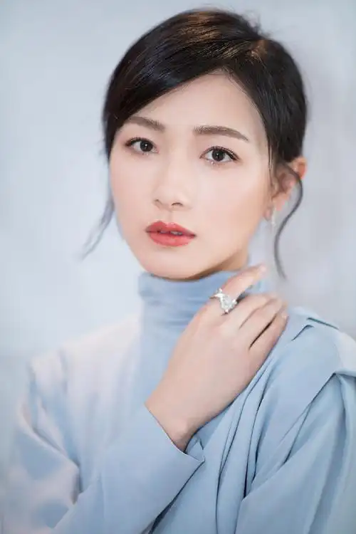 37岁万茜太美了!身穿红色深v长裙时髦又减龄,波波头短发更惊艳