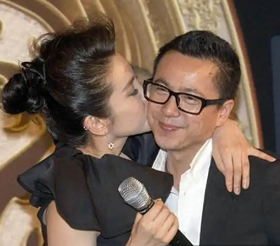 当然,她能有今天的成就离不开华谊创始人王中磊的帮助.