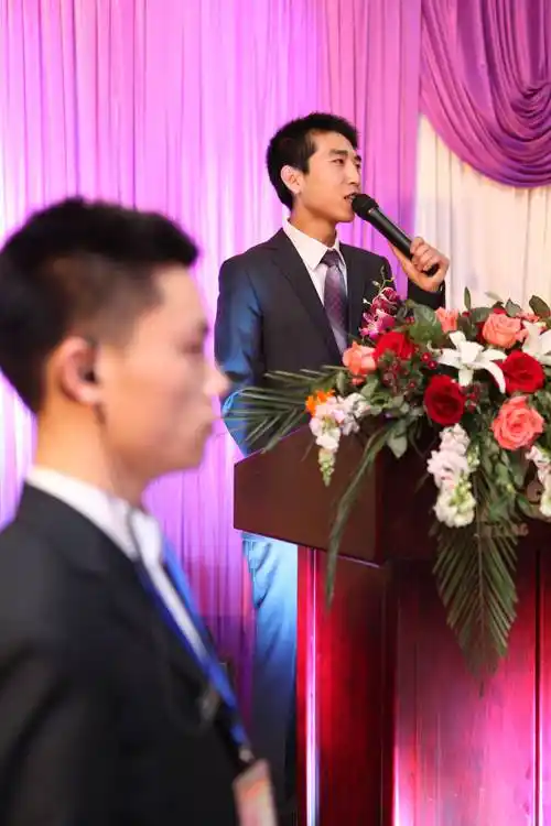 1986年11月出生,中国著名婚礼主持人及婚礼主持人导师,毕业于 a