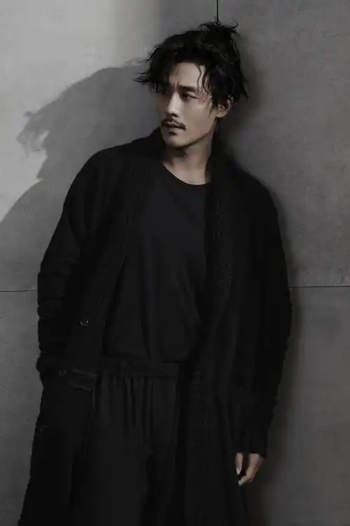 忧郁的男人有魅力吗 留着小胡子男人味十足  第7张